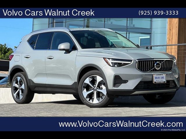 2025 Volvo XC40 Core Bright Theme