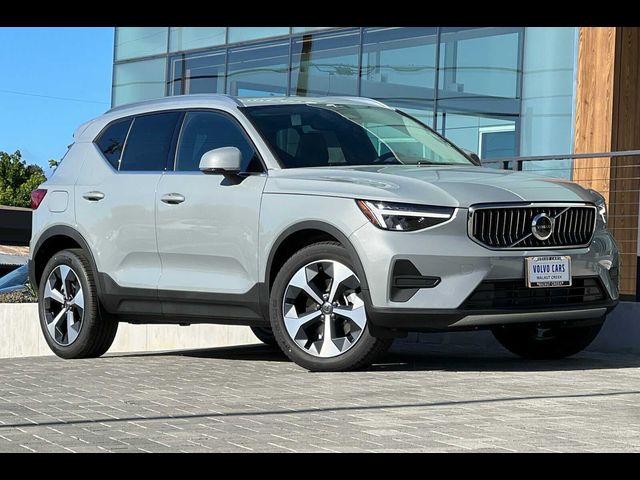 2025 Volvo XC40 Core Bright Theme