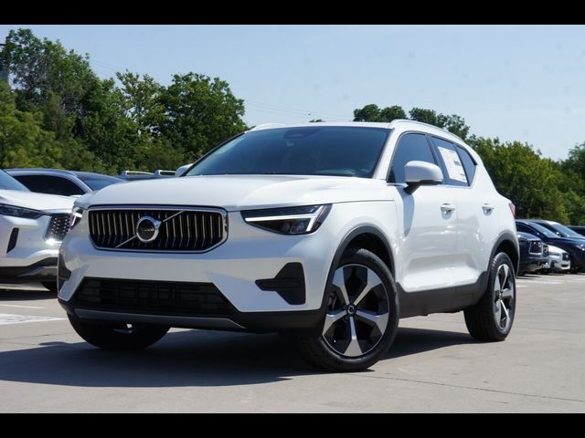 2025 Volvo XC40 Core Bright Theme