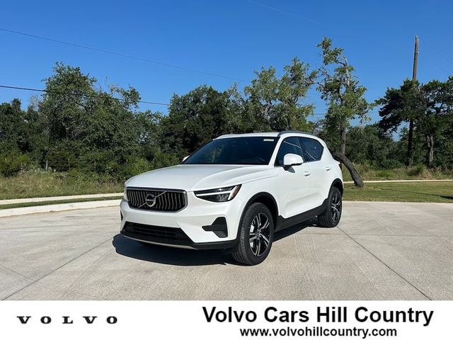 2025 Volvo XC40 Core Bright Theme