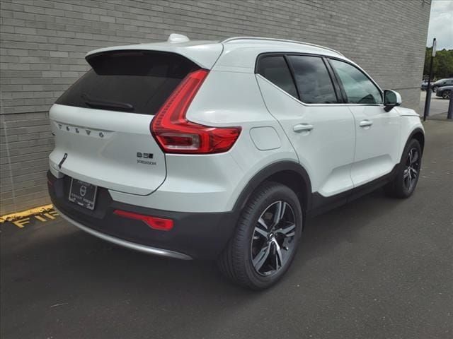 2025 Volvo XC40 Core Bright Theme