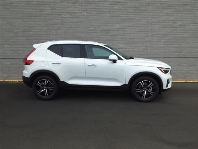 2025 Volvo XC40 Core Bright Theme