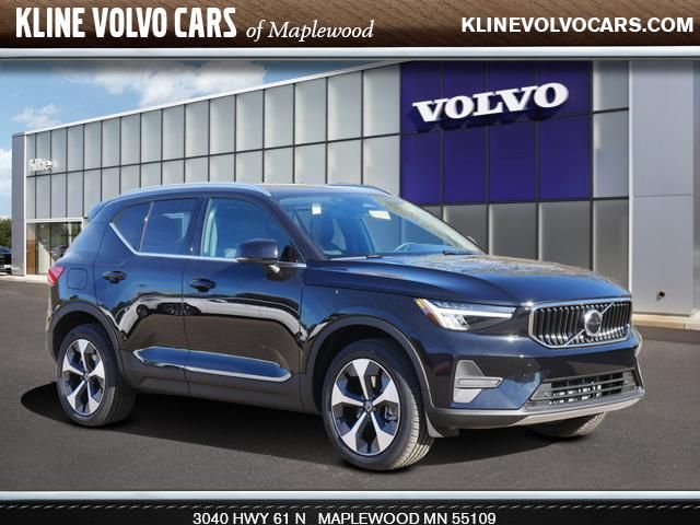 2025 Volvo XC40 Core Bright Theme