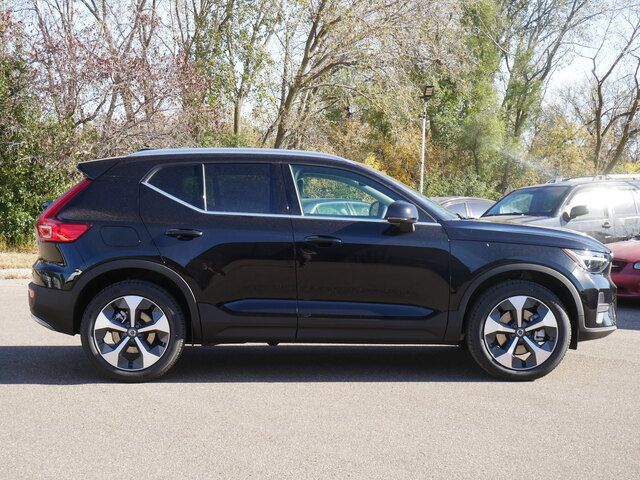 2025 Volvo XC40 Core Bright Theme