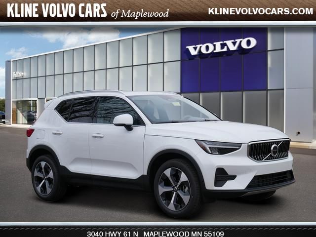 2025 Volvo XC40 Core Bright Theme