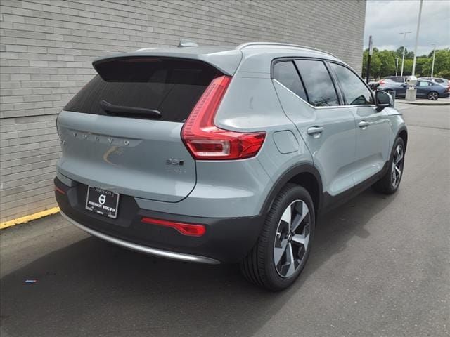 2025 Volvo XC40 Core Bright Theme