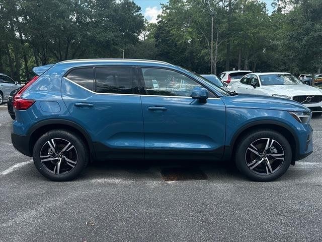 2025 Volvo XC40 Core Bright Theme