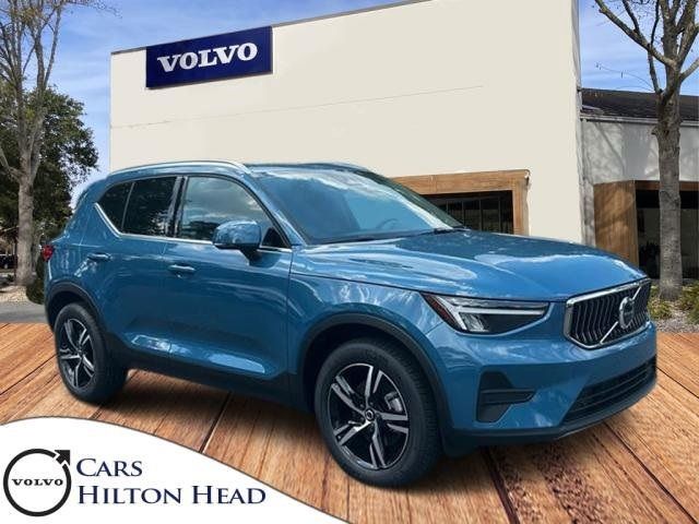 2025 Volvo XC40 Core Bright Theme