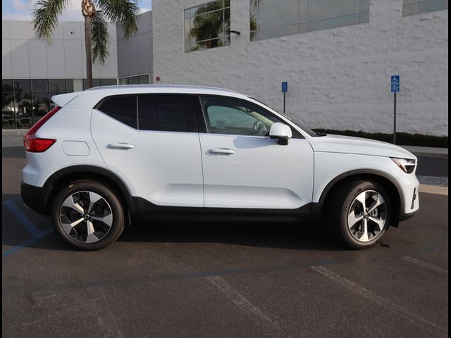 2025 Volvo XC40 Core Bright Theme