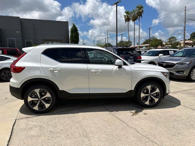 2025 Volvo XC40 Core Bright Theme