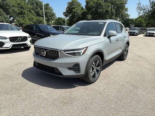 2025 Volvo XC40 Core Bright Theme