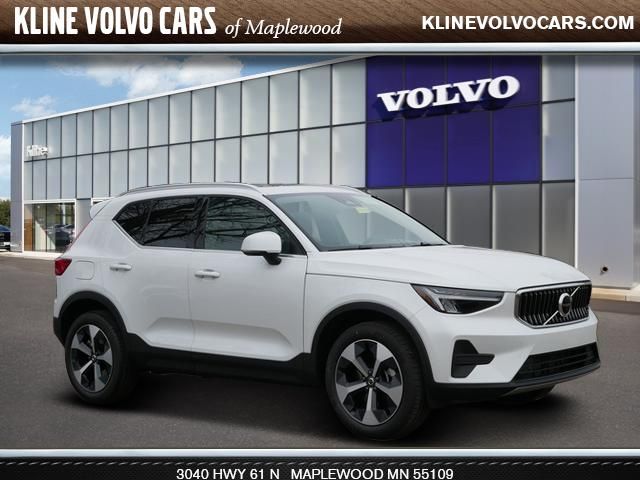 2025 Volvo XC40 Core Bright Theme