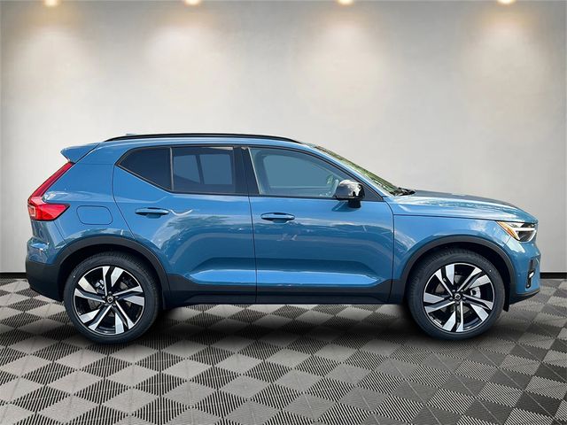 2025 Volvo XC40 Ultra Dark Theme