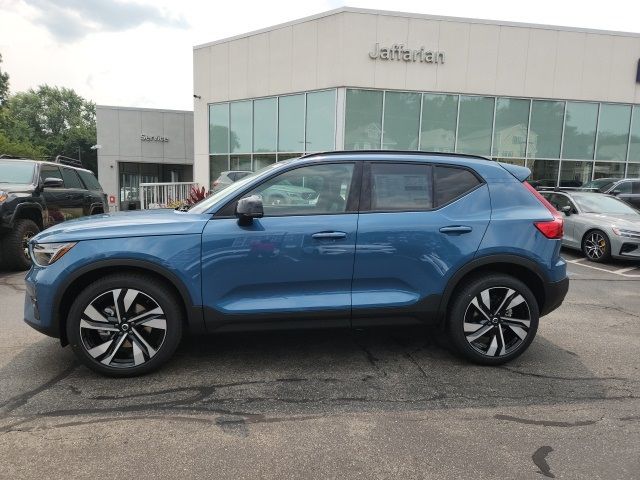 2025 Volvo XC40 Ultra Dark Theme