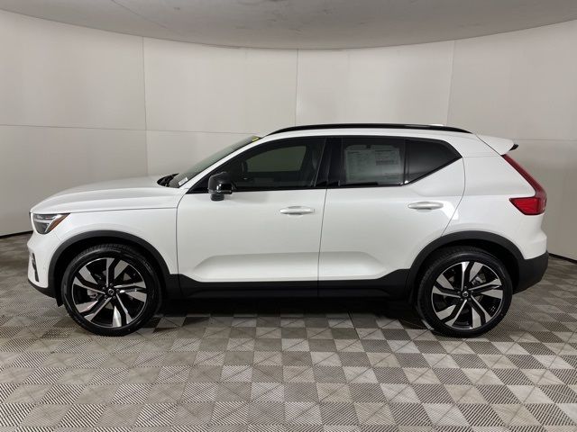 2025 Volvo XC40 Ultra Dark Theme