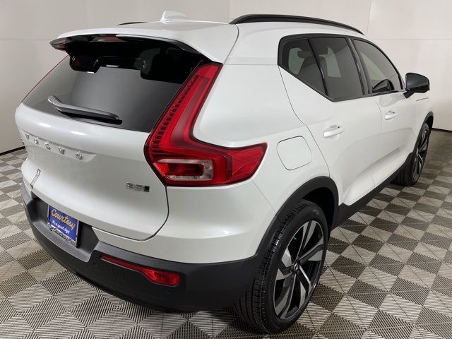 2025 Volvo XC40 Ultra Dark Theme