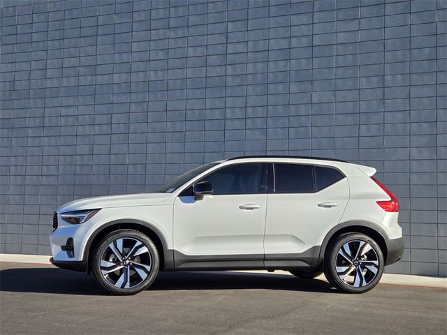 2025 Volvo XC40 Ultra Dark Theme