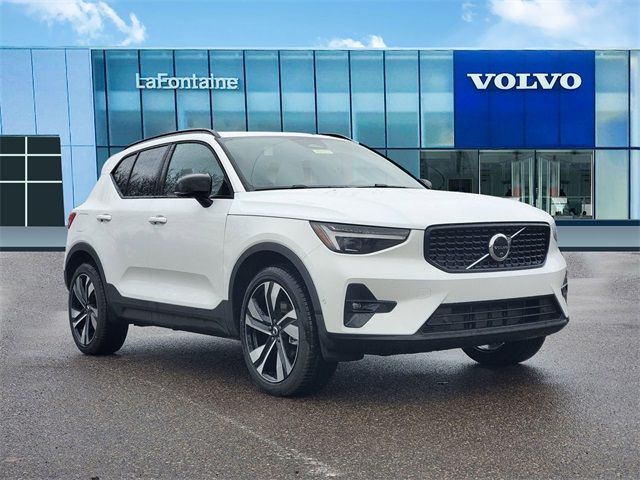 2025 Volvo XC40 Ultra Dark Theme