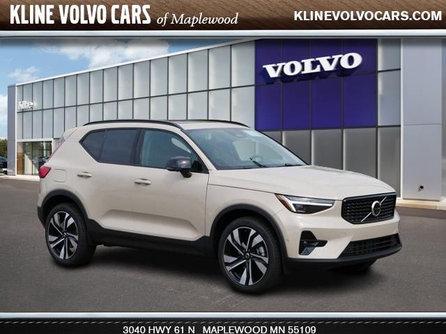 2025 Volvo XC40 Ultra Dark Theme