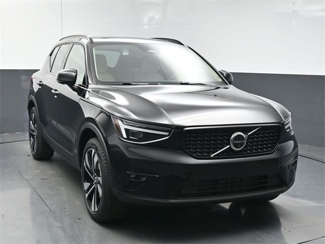 2025 Volvo XC40 Ultra Dark Theme