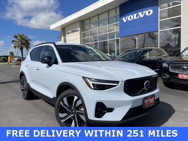 2025 Volvo XC40 Ultra Dark Theme