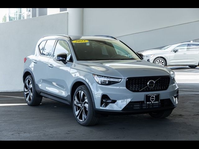 2025 Volvo XC40 Ultra Dark Theme