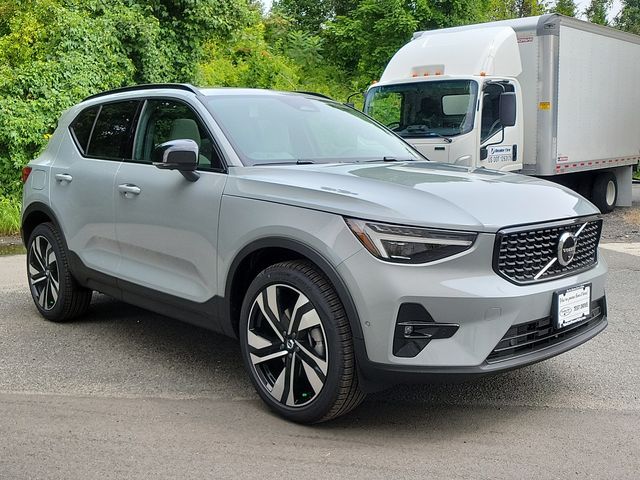 2025 Volvo XC40 Ultra Dark Theme