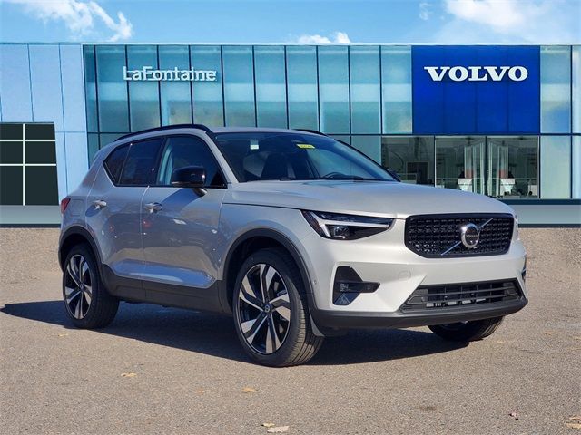 2025 Volvo XC40 Ultra Dark Theme