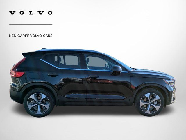 2025 Volvo XC40 Core Bright Theme