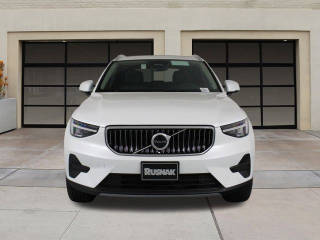 2025 Volvo XC40 Core Bright Theme