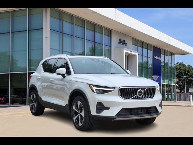 2025 Volvo XC40 Core Bright Theme