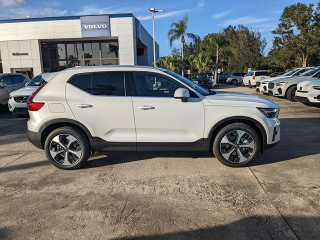 2025 Volvo XC40 Core Bright Theme