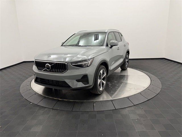 2025 Volvo XC40 Core Bright Theme