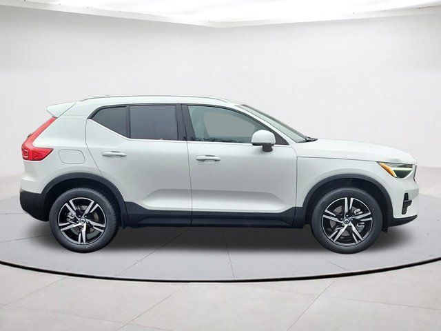 2025 Volvo XC40 Core Bright Theme