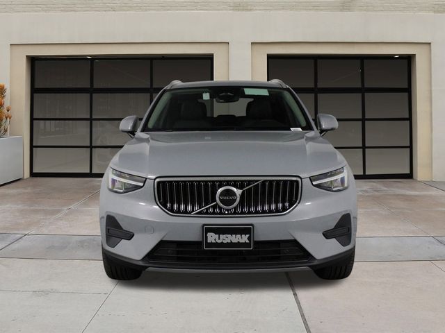 2025 Volvo XC40 Core Bright Theme