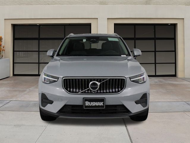 2025 Volvo XC40 Core Bright Theme