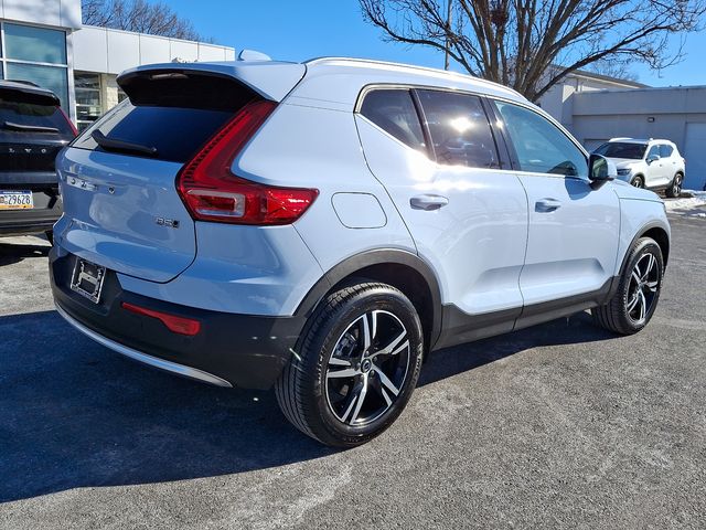 2025 Volvo XC40 Core Bright Theme