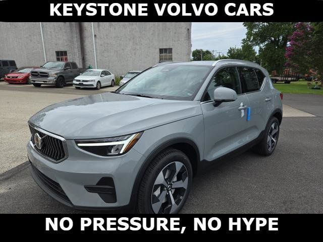 2025 Volvo XC40 Core Bright Theme