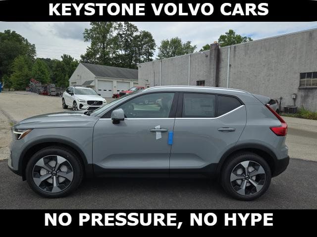 2025 Volvo XC40 Core Bright Theme