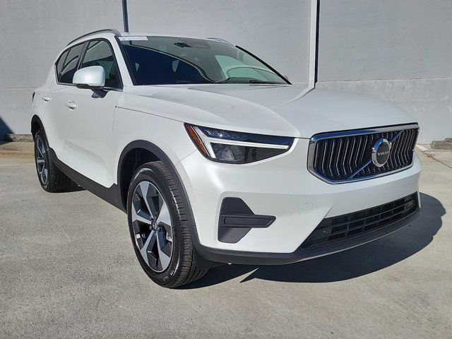 2025 Volvo XC40 Core Bright Theme