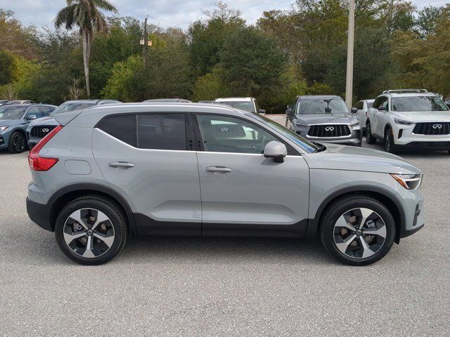 2025 Volvo XC40 Core Bright Theme