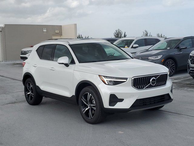 2025 Volvo XC40 Core Bright Theme