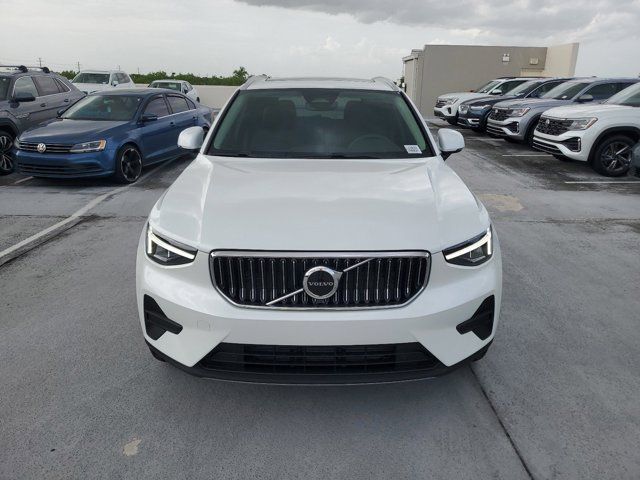 2025 Volvo XC40 Core Bright Theme