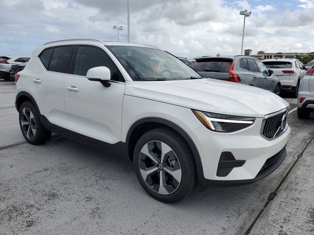 2025 Volvo XC40 Core Bright Theme