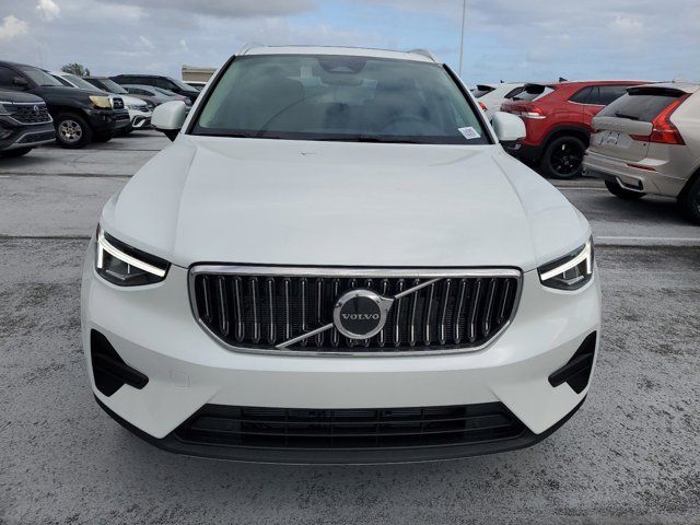 2025 Volvo XC40 Core Bright Theme