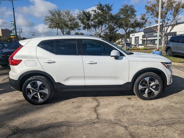 2025 Volvo XC40 Core Bright Theme