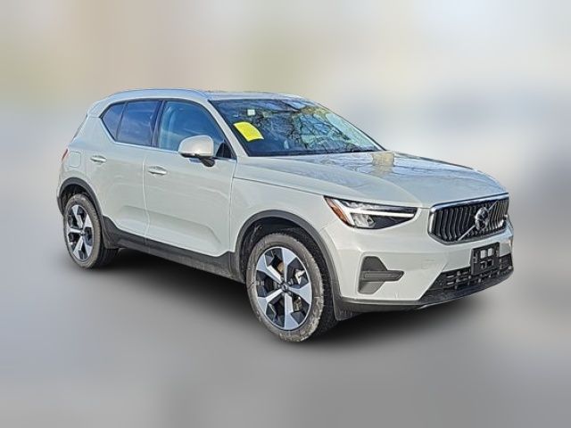 2025 Volvo XC40 Core Bright Theme