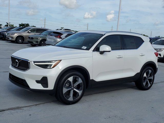 2025 Volvo XC40 Core Bright Theme