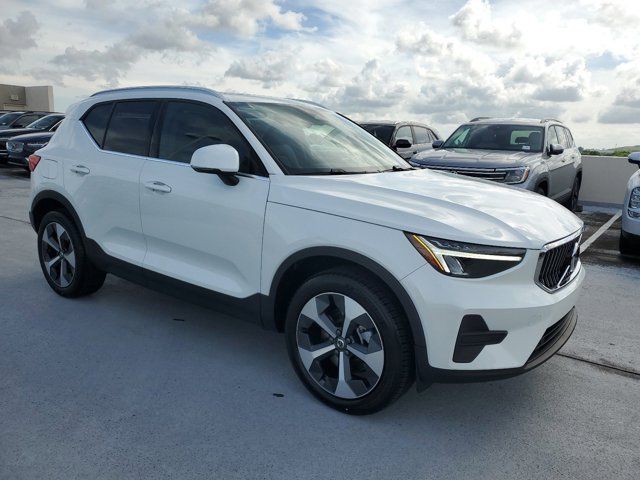 2025 Volvo XC40 Core Bright Theme