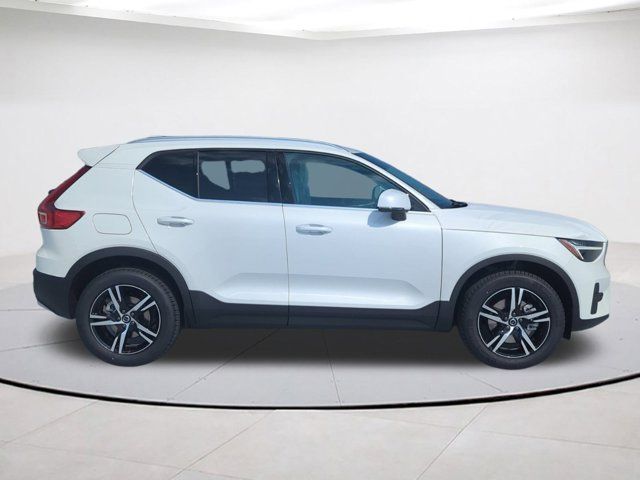 2025 Volvo XC40 Core Bright Theme